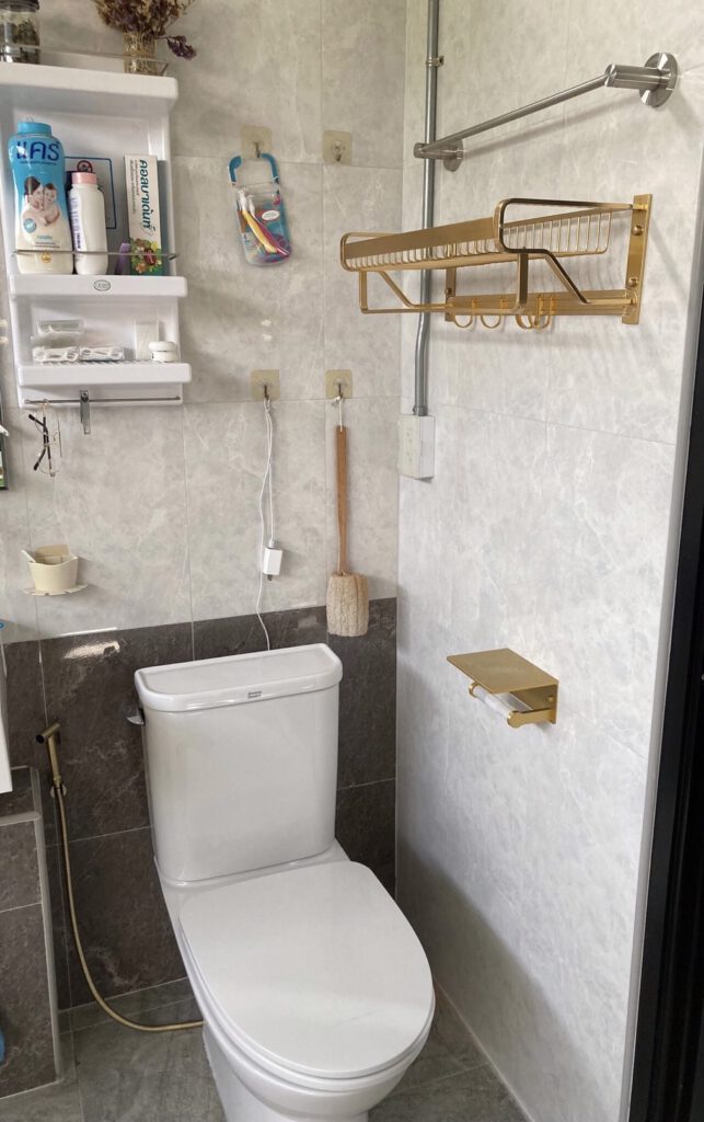 ชั้นวางผ้าขนหนูสีทองในห้องน้ำ